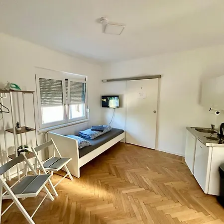 Ger With Free Parking Apartment