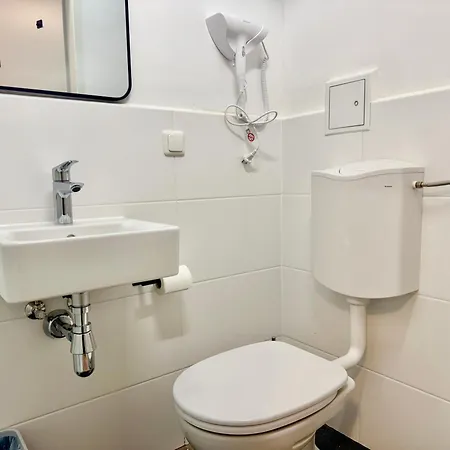Ger With Free Parking Apartment